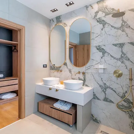 Nobilita Grand 7-bedroom Luxury With Sky-lounge Rooftop & 21m Pool - By Posarellivillas *